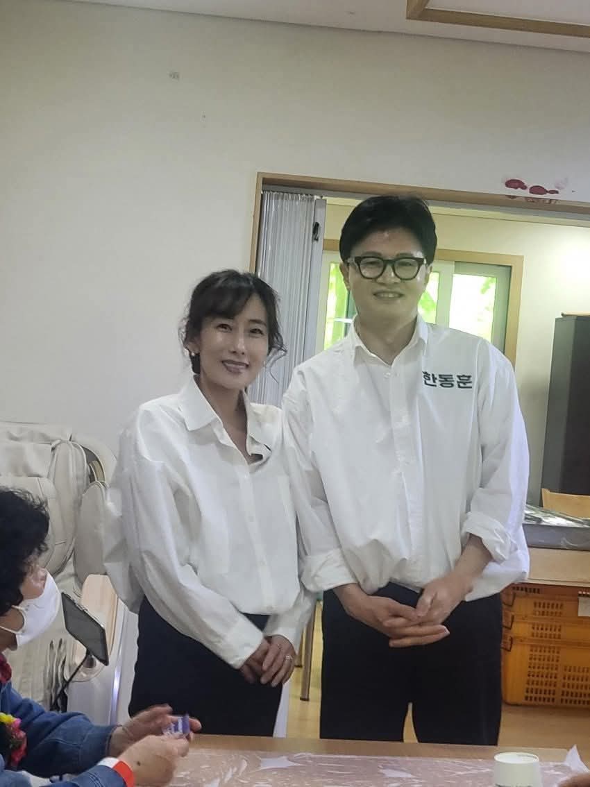824dream's tweet photo. @GimseungWo39403 차기 대통령 부부 https://t.co/BzYnZXuZGo