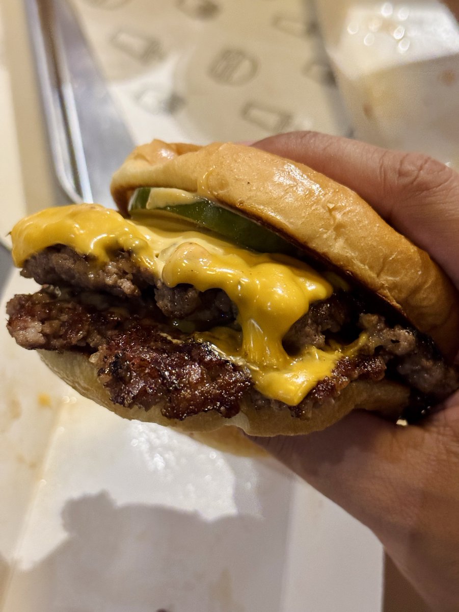frdftw's tweet photo. imo ini beneran no. #1 burger di Jkt saat ini. 💯🫵

ada yg bisa nebak? 👀 https://t.co/5a9D90SumA