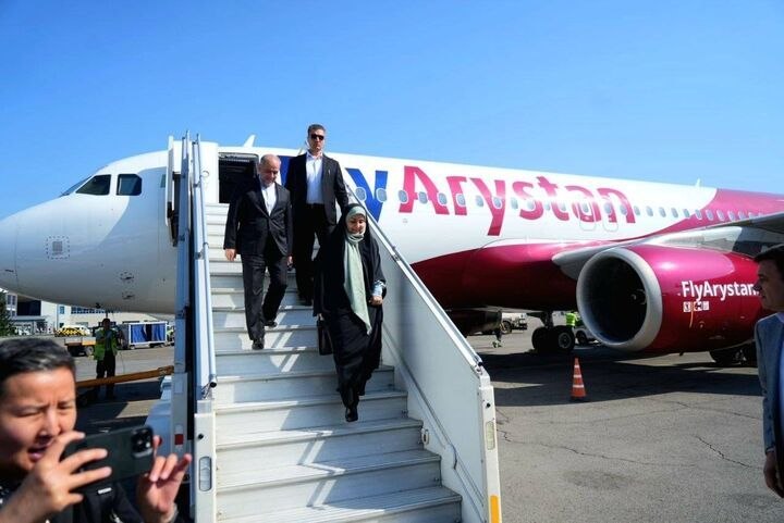 IranGov_ar's tweet photo. وصلت وزيرة الطرق وبناء المدن، فرزانه صادق، إلى مدينة ألماتي، حيث كان في استقبالها مسؤولون من كازاخستان. يتضمن جدول أعمال الزيارة تفقد منطقة "خارغوس" الاقتصادية الحرة والمركز اللوجستي، والاجتماع مع رئيس بلدية ألماتي لبحث تعزيز التعاون التجري والترانزيت.#إيران #كازاخستان #اللوجستية https://t.co/1ERiLiFGry