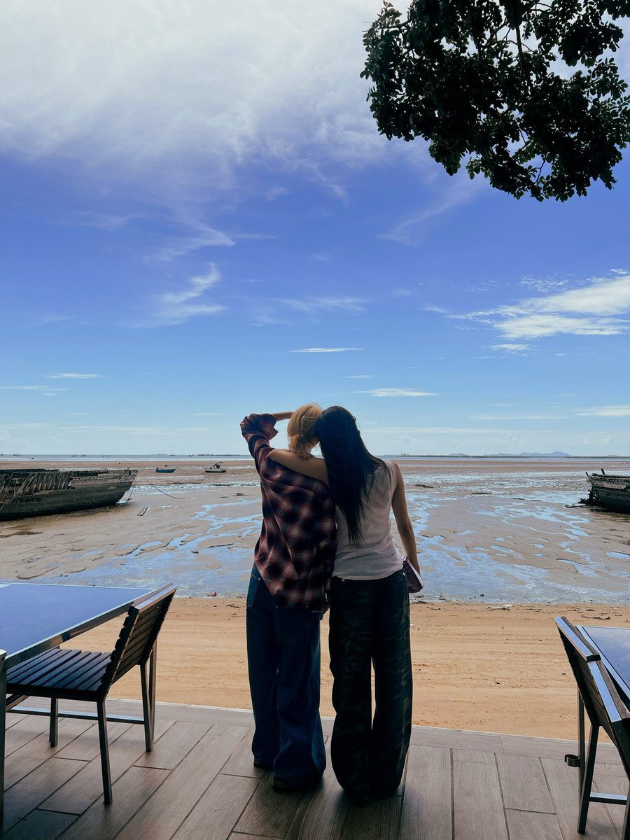 imbibiyu's tweet photo. nãy tui có đọc 1 bài từ bạn fan thái nói là năm nay jan vui lắm vì có tác phẩm của riêng mình, có sân khấu của riêng mình, có 1 partner tuyệt vời đồng hành cùng mình, cho nên năm nay thấy jan high kinh khủng tới tận 4h sáng, lúc đó đọc thôi chứ không nghỉ nhiều mà bỗng dưng thấy jing cũng đăng và bảo rằng tham gia 3 năm nhưng năm này là vui nhất, có lẽ 2 người họ đều thấy giống nhau
mưa đến đâu mát đến đó, mong là năm nay của 2 người vẫn sẽ thuận lợi cùng nhau phát triển xa hơn nữa hén ❤️🩷🫳🏻