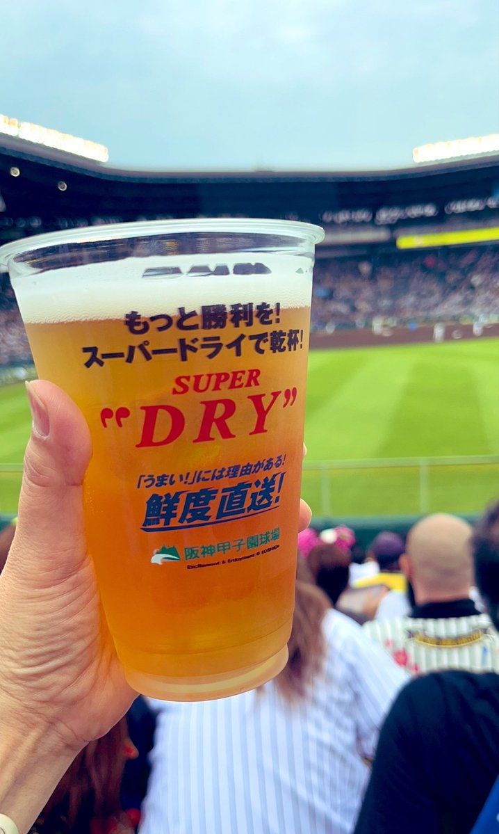 1572Grv's tweet photo. 急きょ甲子園球場へ⚾️

ライト側外野席🏟️
忙しい、忙しい、おちおちビールも飲んでられない📣👏📣👏📣👏
これも醍醐味、楽しい楽しい😆

結果負けましたけど‥
次こそは✊

阪神タイガースvs西武ライオンズ https://t.co/Mm79znTewk