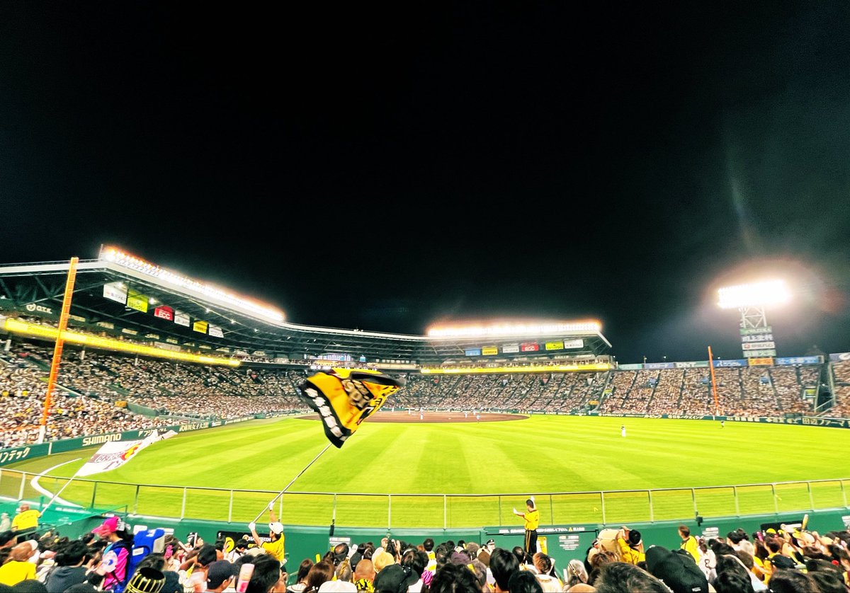1572Grv's tweet photo. 急きょ甲子園球場へ⚾️

ライト側外野席🏟️
忙しい、忙しい、おちおちビールも飲んでられない📣👏📣👏📣👏
これも醍醐味、楽しい楽しい😆

結果負けましたけど‥
次こそは✊

阪神タイガースvs西武ライオンズ https://t.co/Mm79znTewk