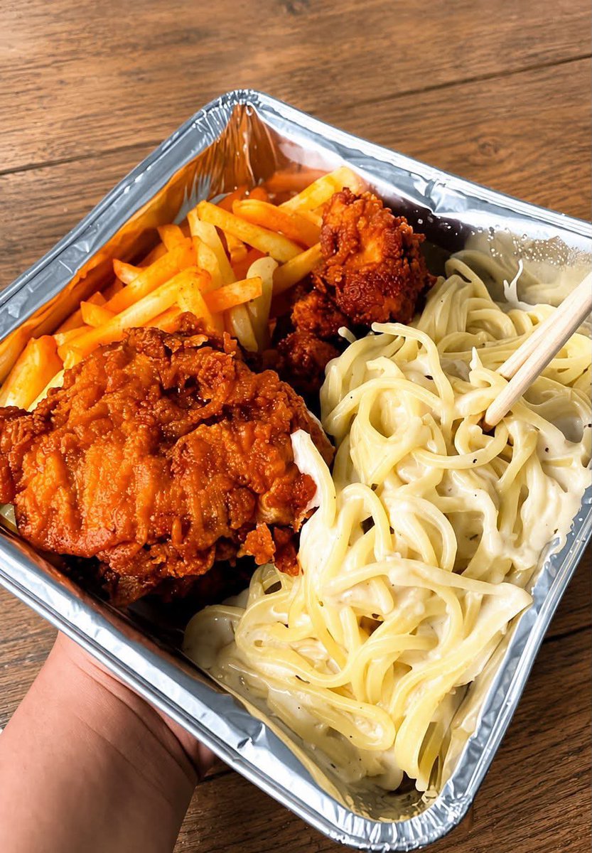 sawkamowto's tweet photo. SUMPAH YA INI TUH ASLINYA GEDE BANGET😭😭

Enak banget pas dateng masih panas… 
Jujur buat harga 30ribuan dapet ayam segede ini, bumbunya enakk, pastanya super creamy tuh SURGA BANGET🫶 https://t.co/qombtdGJhD