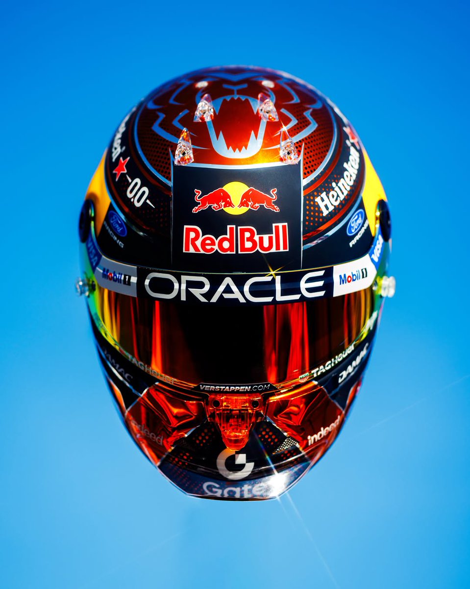 verstappenews's tweet photo. Max's special orange helmet omg https://t.co/K3eeCO6D2d