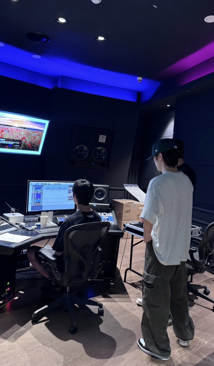 289film's tweet photo. 📸 #hendery instagram story updates!!

OMG??? 👀 https://t.co/gwo6YawSbI