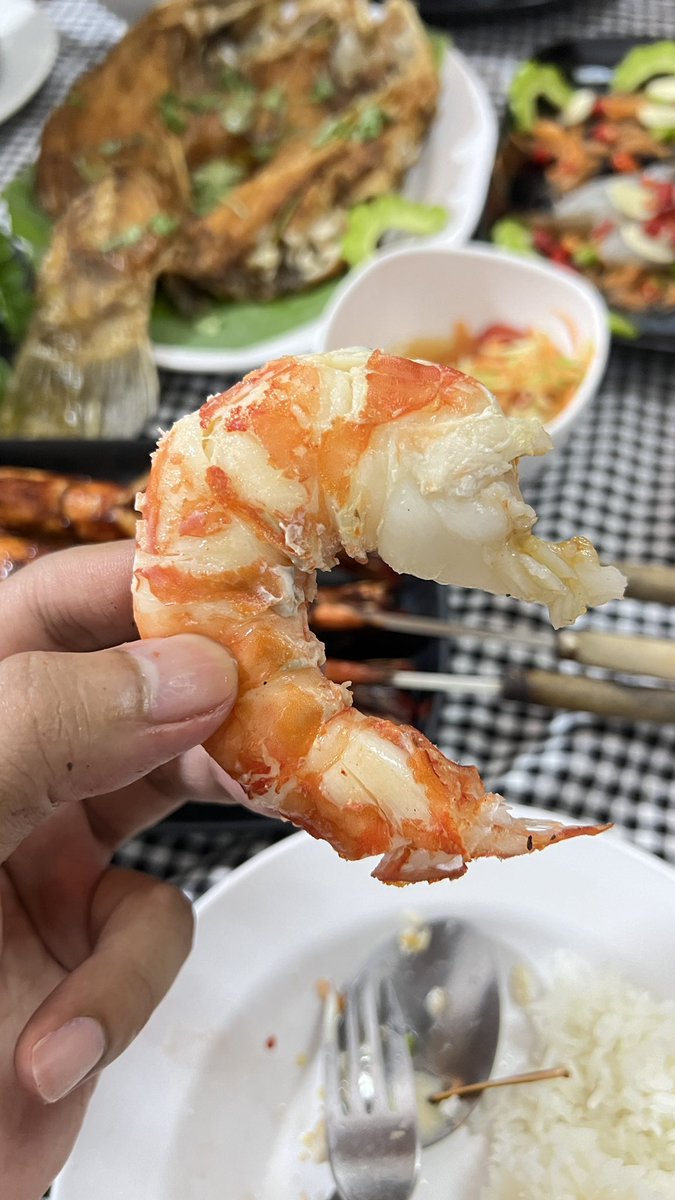Donaldae's tweet photo. 2 สะพานแพ จันทบุรี บอกเลยว่า บ้านเรากะเพื่อนถ่อไปกินบ่อยมากๆ ที่นี่เป็นโฮมสเตย์ นั่งเเพดูเหยี่ยว มีกิจกรรมทางน้ำให้เล่น แต่หลักๆที่ไปกันตลอดเลย คืออาหารโคตรพ่อโคตรแม่อร่อย สดมากกกกกกก รักเค้ามาก ไม่รู้จะอวยยังไง บริการดีมาก ถ้าไปให้เค้าทำผัดไทยเส้นจันท์ให้กินนะ อร่อยน้ำตาไหล ปลากระพงทอดกรอบมาก ปูทะเลสด เนื้อหวานเจี๊ยบ กุ้งลายเสือเนื้อเเน่นๆ กุ้งแช่น้ำปลา ต้มยำทะเล หมึกย่าง อร่อยชิบหายทุกอัน เดี๋ยวนี้ที่พักมีห้องแบบ VIP ไปนอนไม่ต้องกลัวลำบาก คุ้มสุดๆ ครับ แนะนำมากๆ 🫶🏻