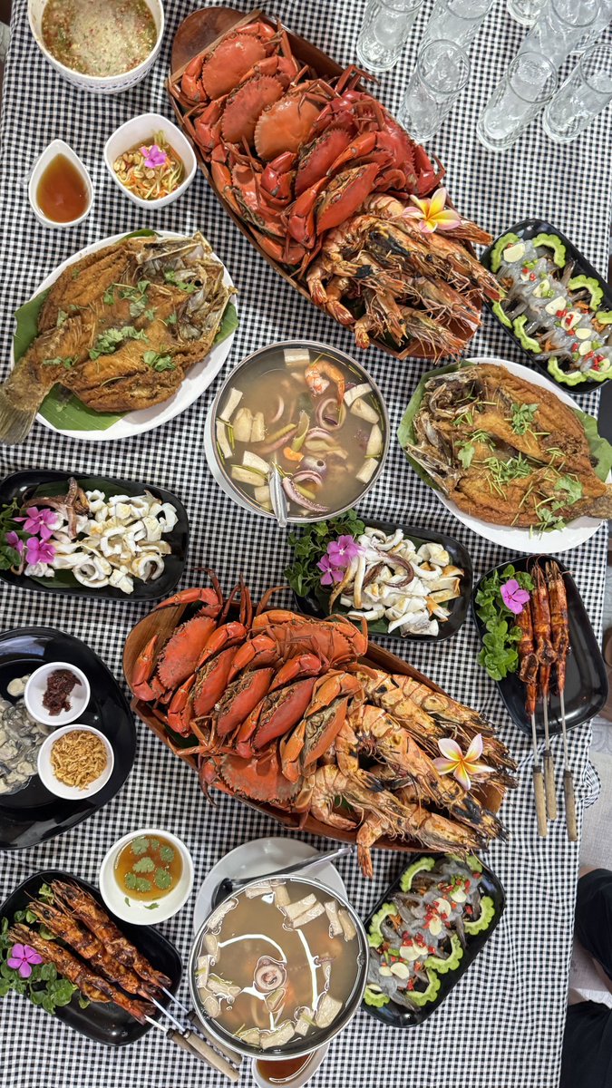 Donaldae's tweet photo. 2 สะพานแพ จันทบุรี บอกเลยว่า บ้านเรากะเพื่อนถ่อไปกินบ่อยมากๆ ที่นี่เป็นโฮมสเตย์ นั่งเเพดูเหยี่ยว มีกิจกรรมทางน้ำให้เล่น แต่หลักๆที่ไปกันตลอดเลย คืออาหารโคตรพ่อโคตรแม่อร่อย สดมากกกกกกก รักเค้ามาก ไม่รู้จะอวยยังไง บริการดีมาก ถ้าไปให้เค้าทำผัดไทยเส้นจันท์ให้กินนะ อร่อยน้ำตาไหล ปลากระพงทอดกรอบมาก ปูทะเลสด เนื้อหวานเจี๊ยบ กุ้งลายเสือเนื้อเเน่นๆ กุ้งแช่น้ำปลา ต้มยำทะเล หมึกย่าง อร่อยชิบหายทุกอัน เดี๋ยวนี้ที่พักมีห้องแบบ VIP ไปนอนไม่ต้องกลัวลำบาก คุ้มสุดๆ ครับ แนะนำมากๆ 🫶🏻
