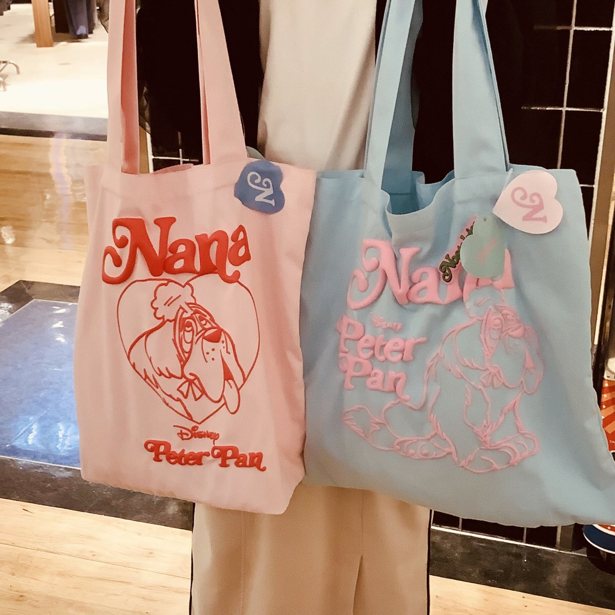 Kiitos_PR's tweet photo. Kiitos蒲田店に
大人気のディズニートートが再入荷しました♪

・プクトートバッグ　¥2,750（税込）

思わず触れたくなるような
ぷっくり立体感のあるデザインが可愛い♪
キャラクターの存在感を
しっかり感じられる刺繍風なのがポイント‼

#Kiitos蒲田店
https://t.co/o2BgdC75qj https://t.co/4v42yM06oZ