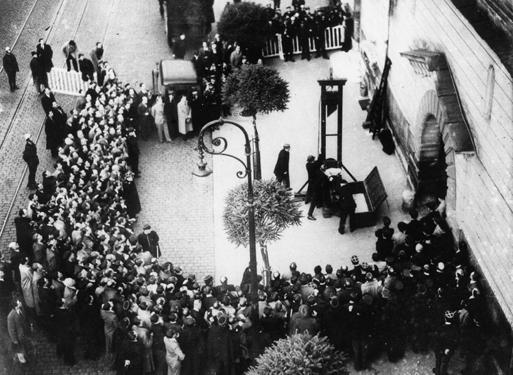 FXMC1957's tweet photo. 17 June 1939. In the last public guillotining in France, Eugen Weidmann, was executed outside a prison in Versailles. He had been convicted of multiple kidnappings and murders, including that of a young American socialite. https://t.co/MJ1mDeqvNe
