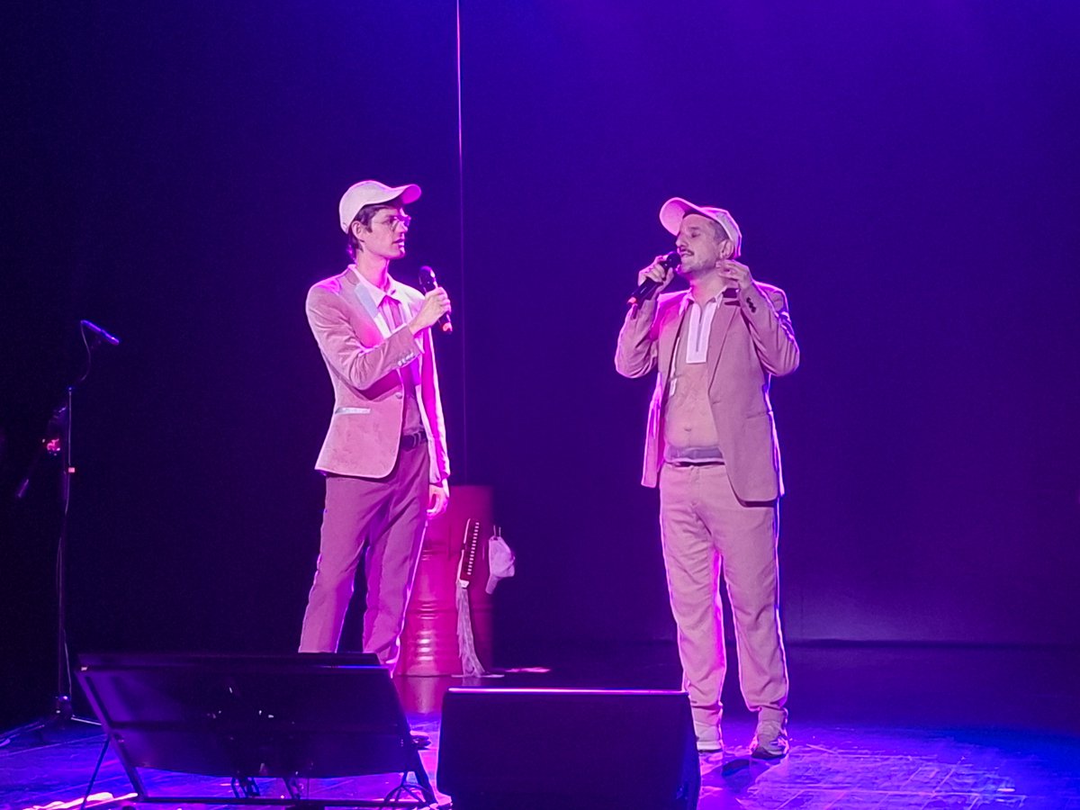 MartaFdezJurjo's tweet photo. "Mètode Rosa" espectacle de #PereFaura i #NielsBekius que combina música en directe, dansa, humor i audiovisuals, a @LaBonne_CCDFB. Electroversions en català de cançons significatives en la història del col·lectiu LGBTI+ d'Alaska, M. Bosé, Raphael, Llach, G. Gaynor i F. Mercury. https://t.co/UTrtySOf4s