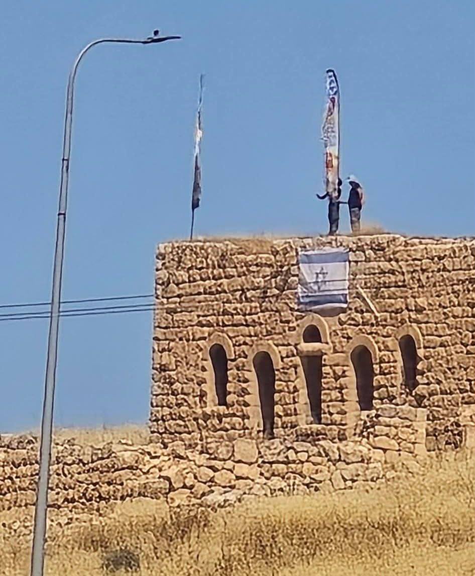Israeli Settlers, Backed by IOF, Storm Palestinian Home in Al-Khalil and Raise Flag in Brazen Land Grab