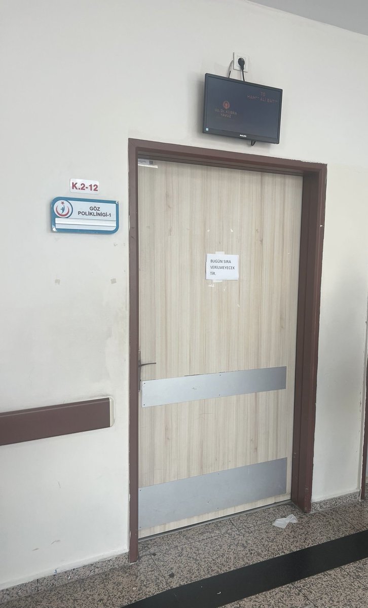 berdibekosman's tweet photo. Burası Bingöl devlet hastanesi göz polikliniği.

300 bin nüfuslu bir ilin devlet hastanelerinde göz muayenesi yapan doktor yok!

İşte bu görüntü halka verdiğiniz değerin resmidir. @RTErdogan @_cevdetyilmaz @FeyziBerdibek1 @celikcahit @drsamettatli https://t.co/aq63E8LUOL