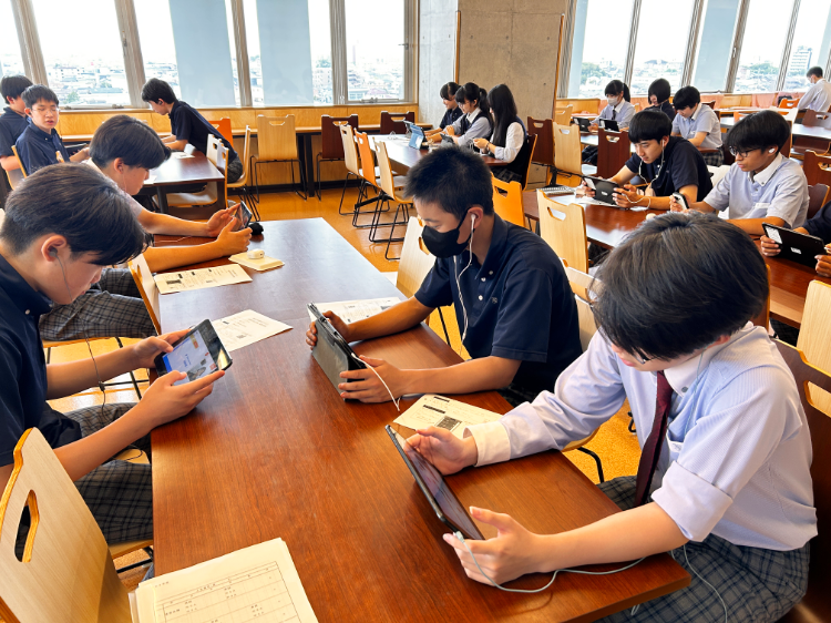 h_shugakusha's tweet photo. 中学3年生がオンライン英会話に取り組みました‼️
普段の英語学習の中で学んだ表現を実際の会話で使ってみる大切な機会です🌏⭐️
生徒たちは今回も自分の言葉で伝えようと一生懸命取り組んでいました💬✨
#浜松修学舎　#英会話　#オンライン https://t.co/FWwR4lFibv