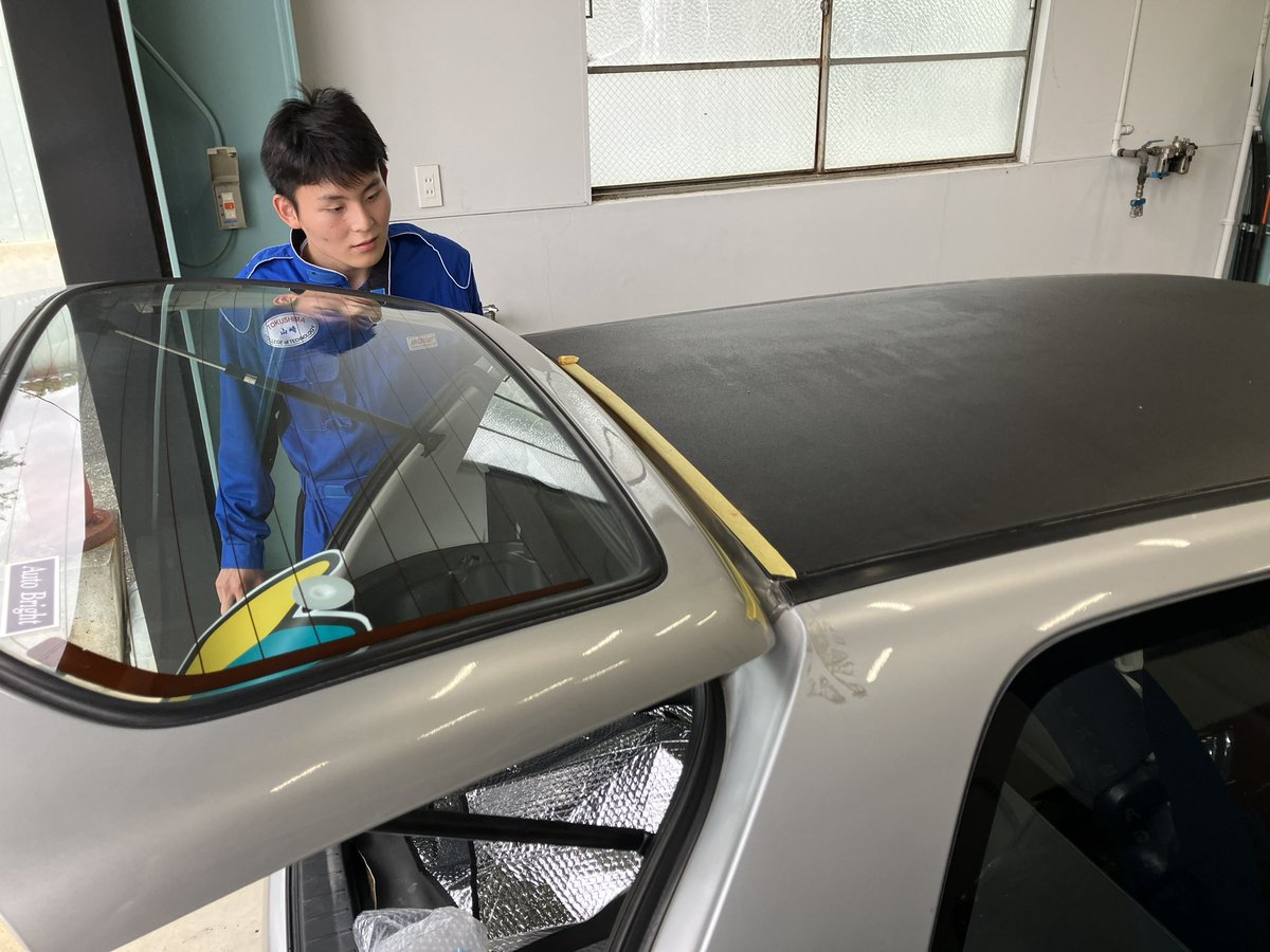 TCOT_official's tweet photo. 【#学生 ピット】
#放課後 自分のクルマを #メンテナンス 。
明日は、#バイク の #オイル交換 をする学生がいるらしい。
#自動車 #整備士 #短大 https://t.co/9cUa20BbxN