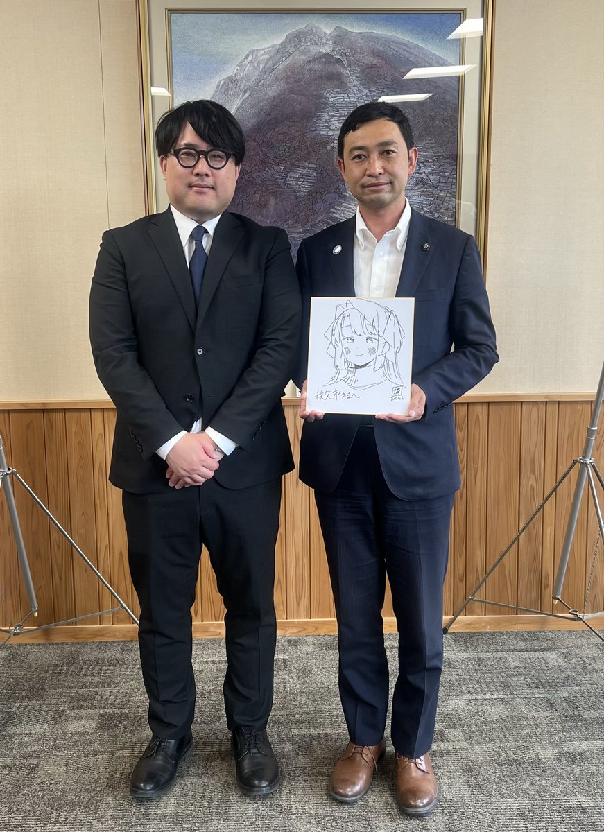 Kazuhiko_Kiyono's tweet photo. この度、秋田書店にて連載中の人気漫画『上伊那ぼたん、酔へる姿は百合の花』の作者である塀先生に、秩父市役所へお越しいただきました🌸

『上伊那ぼたん、酔へる姿は百合の花』は、現在、アニメ放映中で、作品の舞台として秩父市をはじめ秩父地域が多く登場し、秩父の銘酒も数々登場しています🍶🍷🍺🥂

この春からのアニメ放送をきっかけに、作品のファンの皆さまが各地から秩父を訪れてくださっており、地域に新たなにぎわいが生まれていることを大変嬉しく感じております🚆

塀先生におかれましては、私たちの愛する秩父を舞台に作品を描いていただいておりますことに、心より感謝申し上げます🤲

『上伊那ぼたん、酔へる姿は百合の花』という素敵な作品と秩父がこれからも長く共に歩んでいけることを願っています✨

#秩父市
#上伊那ぼたん酔へる姿は百合の花
#上伊那ぼたん
#塀先生
#ちちぶ乾杯共和国