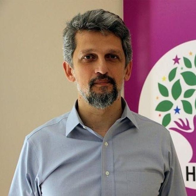 VukuatMerkezi's tweet photo. Terörist Garo Paylan:

“Talat Paşa'ya kahraman demenin, Hitler'e kahraman demekten hiçbir farkı yoktur!” https://t.co/FsO29FMEph