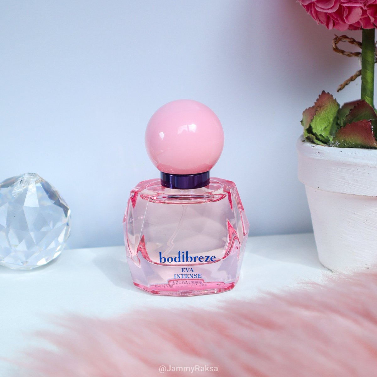 JammyRaksa's tweet photo. น้ำหอมกลิ่นใหม่✨จาก #bodibreze - Eva Eau de Parfum🌸มีหัวน้ำหอมเข้มข้น 25% โทนกลิ่น Floral Fruity💐หอมฟอรัลผสานความเปรี้ยวอมหวานของผลไม้ มีความฟรุตตี้สดชื่น ฉีดแล้วรู้สึกสะอาด อบอุ่น แต่ยังสดใสเหมือนหญิงสาวที่มีหัวใจอ่อนหวานและรักในความโรแมนติก หอมติดทน ใช้ได้ทุกวันแบบไม่เบื่อ https://t.co/M9FXT0zkoW
