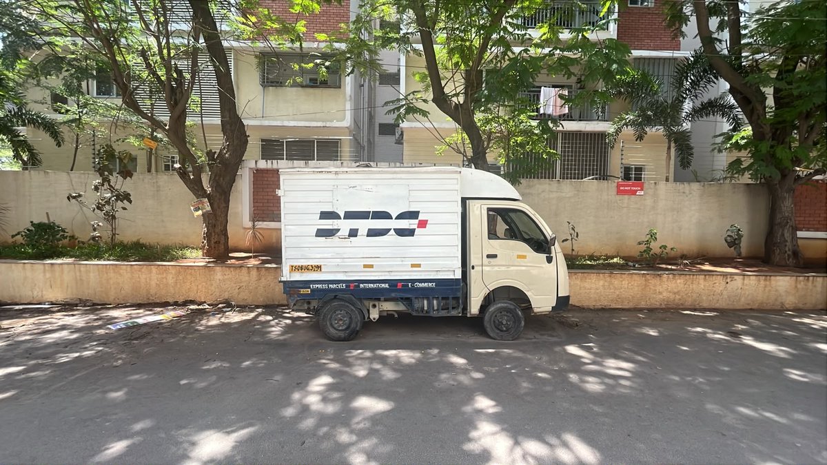 srinath_987's tweet photo. @CYBTRAFFIC Request your help in removing the below abandoned @DTDCIndia vehicle. Its windows are open.  Owner nowhere to be seen and the vehicle has not moved in the last 10 days at least.
Location - Beside Mahatma Gandhi Park, Opposite Anuhar Art of Living, Alkapur. Manikonda https://t.co/9J7KI3BKbZ