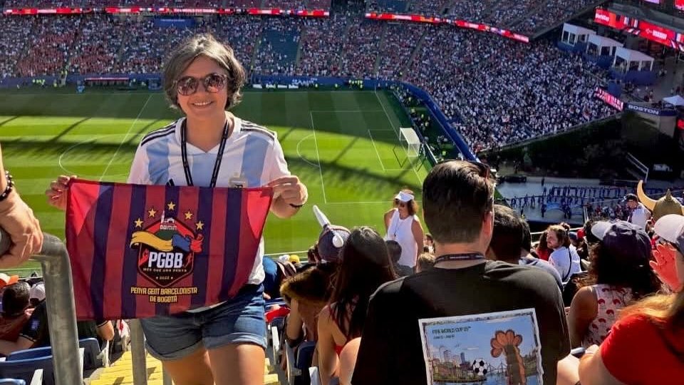 ConfePenyesFCB's tweet photo. 🏟️ ¡Una peñista de la @PenyaGBB lució los colores de la peña colombiana en el Irak-Noruega del Mundial, en el Gillette Stadium de Boston!
🤩 ¡Las peñas también disfrutamos de este gran evento!

🔵🔴 #FemBarçaFemPenya #ForçaBarça https://t.co/sJHSaRYPzV