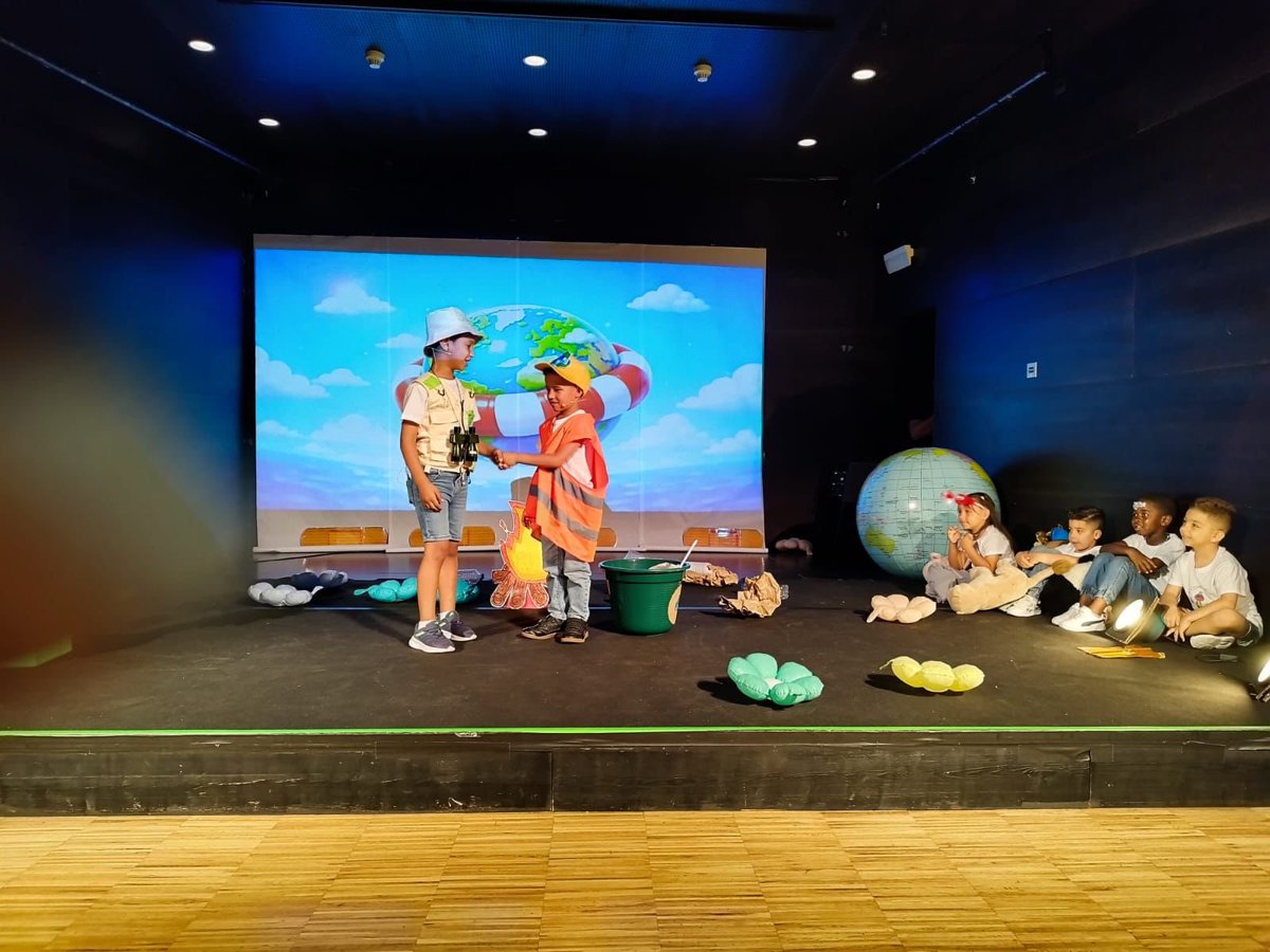 feijoozorelle's tweet photo. 🎭✨ Imaxes da actuación da compañía de ópera Piruleta (5 anos) co seu espectáculo Salvar el Mundo, dentro do proxecto LOVA. 🌍🎶
Parabéns polo magnífico traballo realizado durante estes nove meses baixo a coordinación da súa titora, @Mjnovo
#LOVA #SalvarElMundo https://t.co/e8p1TLsjPq
