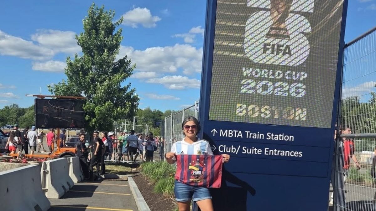ConfePenyesFCB's tweet photo. 🏟️ ¡Una peñista de la @PenyaGBB lució los colores de la peña colombiana en el Irak-Noruega del Mundial, en el Gillette Stadium de Boston!
🤩 ¡Las peñas también disfrutamos de este gran evento!

🔵🔴 #FemBarçaFemPenya #ForçaBarça https://t.co/sJHSaRYPzV