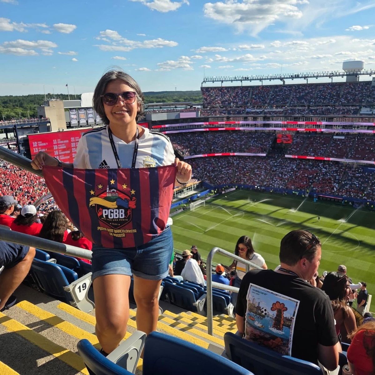 ConfePenyesFCB's tweet photo. 🏟️ ¡Una peñista de la @PenyaGBB lució los colores de la peña colombiana en el Irak-Noruega del Mundial, en el Gillette Stadium de Boston!
🤩 ¡Las peñas también disfrutamos de este gran evento!

🔵🔴 #FemBarçaFemPenya #ForçaBarça https://t.co/sJHSaRYPzV
