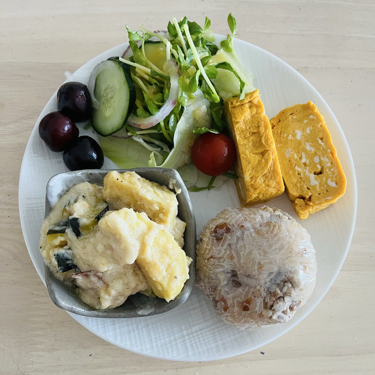 4Hareko's tweet photo. 今日のおひとりさまお昼ごはん。
今朝は急遽赤男が病院受診してから登校する事になりバタバタ💨せっかくのひとり時間が…💧ということで、午後からはひたすらドラマを見ることにした。松潤の『花男』を20年ぶりぐらいに見る。見ながら各場面を思い出してはキュンキュンして感動🥹💓

#おうちごはん https://t.co/HrrG0JuxMC