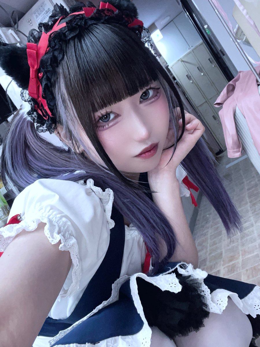 billyVF27's tweet photo. 「(運営統合前からの)通番になるんです🙏」アイドルさんは系列のSmoky Boo!さんのキャストからそのまま同じ箱でメイドに転身（属性追加）、話も興味深く愉し🥳🥂（#ぶらりコンセプトバー巡り 第718話 みけねこカフェ Smoky店＿開業３日目(池袋西口
https://t.co/6bZzbsLUw7
https://t.co/t3vCNwdkGy https://t.co/KItR8eyEpm