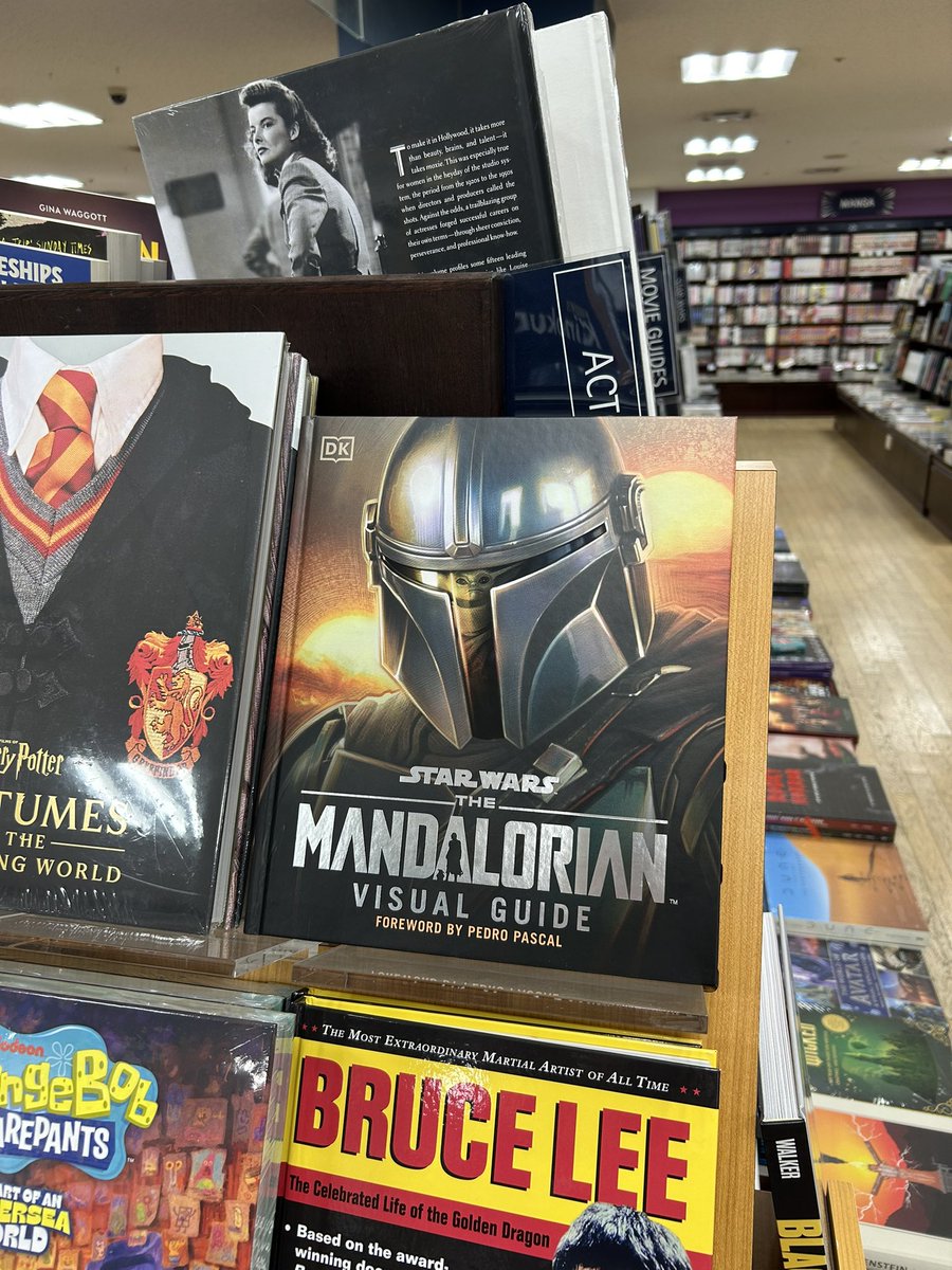 Kino_BKT's tweet photo. 【映画】先日発売になった #マンダロリアン 公式ビジュアルガイドが再入荷！
Disney+で配信中のドラマシリーズ『マンダロリアン』シーズン1〜3＋『ボバ・フェット』のディテールが詰まったフルカラーのビジュアルガイドブックです。
#スターウォーズ #洋書専門店 https://t.co/zqdmJqYl7E