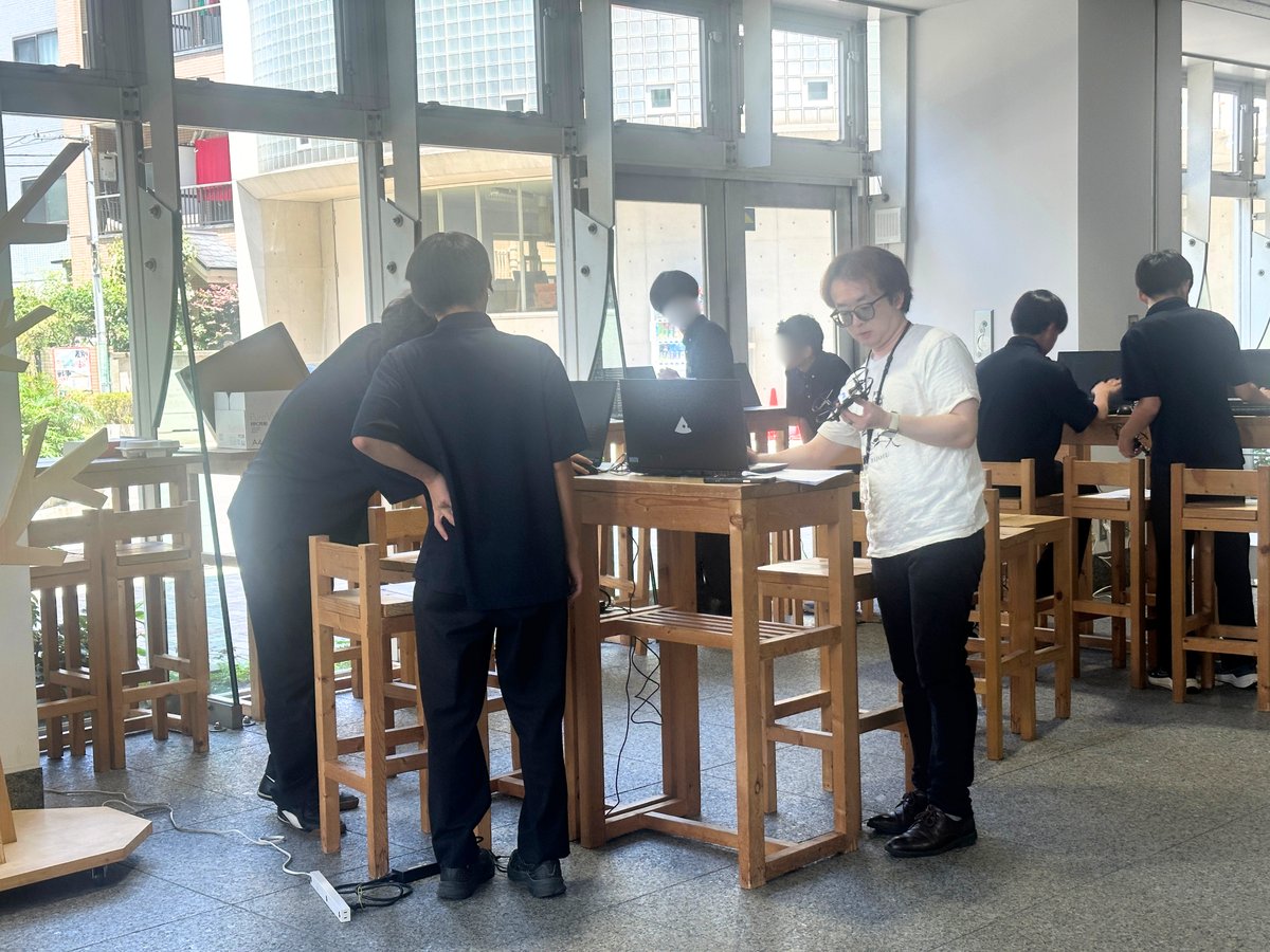 tera_house_h's tweet photo. 新座総合技術高等学校の生徒さん12名を、6/10～17の日程で高専連携教育プログラムとして受け入れました！

最終日の今日はドローンの授業🚁
コントローラーではなくプログラミングでドローンを操縦！

生徒の皆さんは試行錯誤しながらプログラムを作成し、ドローンの飛行に挑戦しました✨ https://t.co/tNHI3rPNEN