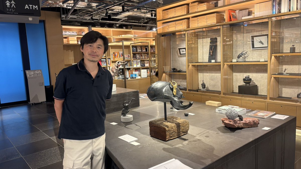 insects_6464's tweet photo. 虫展リーダー・佐藤正和重孝さん(@SeiwaSato15)の個展が銀座蔦屋書店インフォメーション前にて開催中です！

佐藤正和重孝彫刻展
「赤い御影石のトルソと金継の黒い兜」
🗓️開催中〜6/26(金)
🕓10:30-21:00 最終日は17:00まで https://t.co/cJIKyTB4Ys