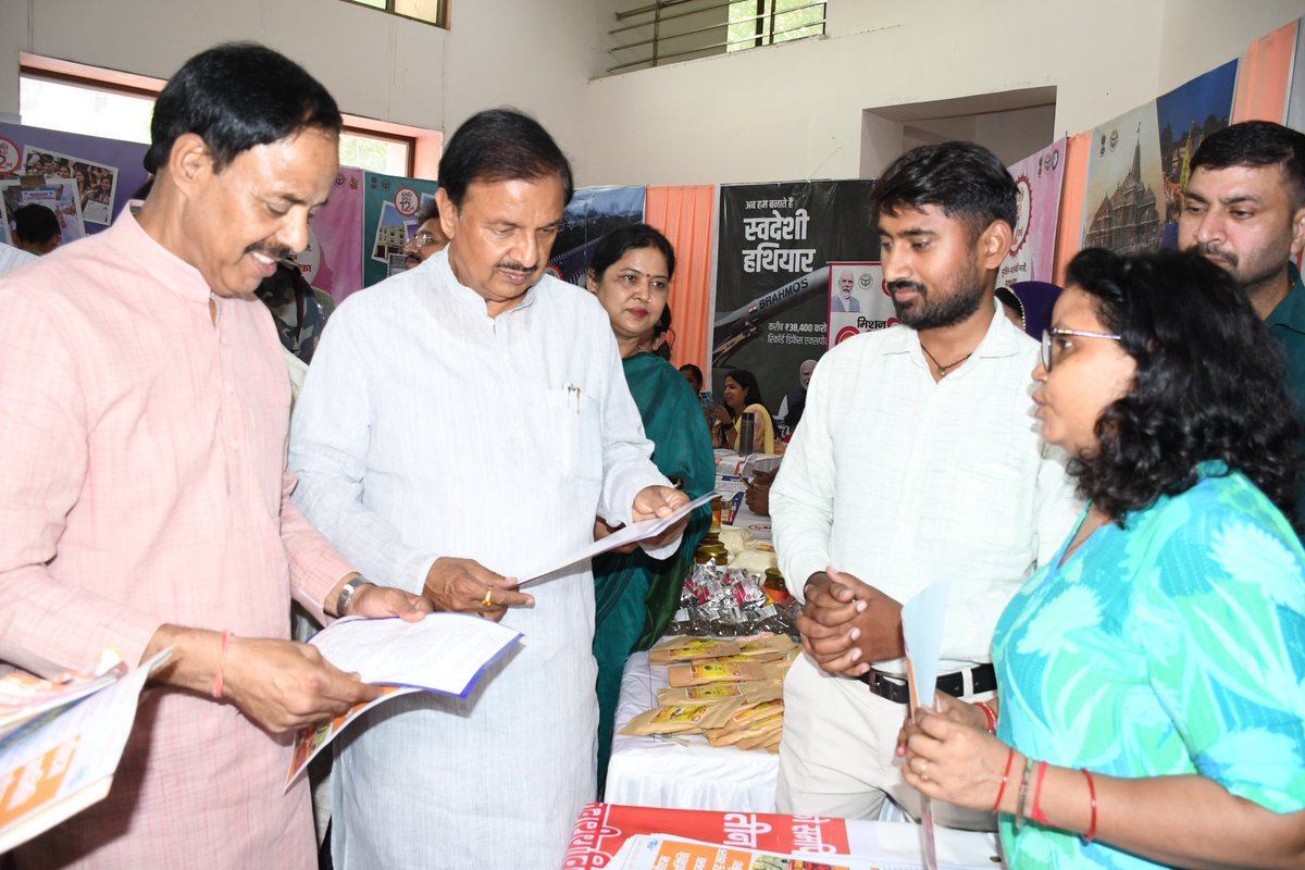 dr_maheshsharma's tweet photo. आज बालक इंटर कॉलेज, नोएडा में आयोजित “12 साल बेमिसाल” प्रदर्शनी में नोएडा महानगर अध्यक्ष श्री @maheshbjpup जी के साथ सम्मिलित होकर केंद्र सरकार की जनकल्याणकारी योजनाओं एवं बीते 12 वर्षों की उपलब्धियों के बारे में उपस्थित जनों को जागरूक किया।

इस अवसर पर माननीय प्रधानमंत्री श्री @narendramodi जी के नेतृत्व में विकसित भारत के संकल्प, सेवा एवं सुशासन के संदेश को जन-जन तक पहुंचाने पर संवाद किया।

#12YearsOfSeva
