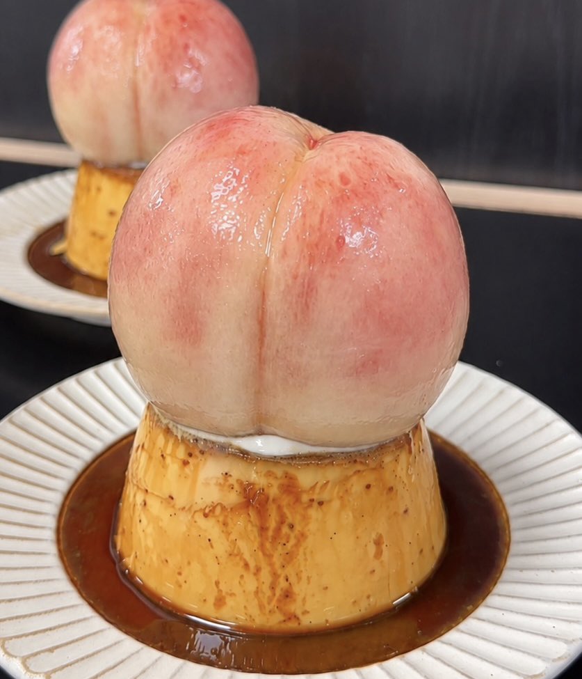 harapeko_jpn's tweet photo. 東京・稲荷町にある「hitoma」の桃プリンが贅沢すぎる。固めプリンの上にジューシーな桃を丸ごと1個どーん。
桃の中には濃厚生クリーム入りで予約必須の人気プリンです！ https://t.co/ZIc5pjmmX1