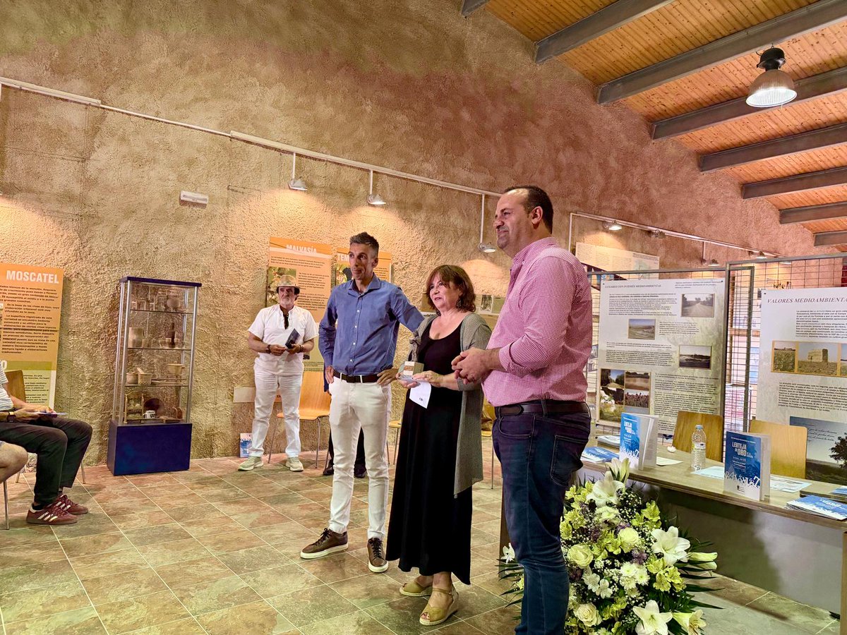 AytoLaVelles's tweet photo. El alcalde ha acompañado a los vecinos de Parada de Rubiales en una de las citas culturales más especiales de la provincia: la entrega de premios del Certamen Internacional de Cuentos «Lenteja de Oro de La Armuña», que este año celebra nada menos que su 26.ª edición. https://t.co/eoPx52mysB