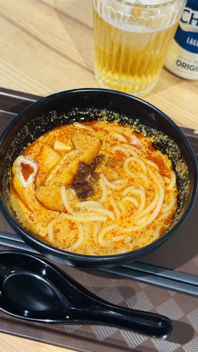 thaibbb52's tweet photo. 空港でBENGAWAN SOLOのパンダンシフォンを買って、ジュエルの滝を眺めて、ラウンジでラクサを食べる🇸🇬✈️

シンガポールを出発する時の、私の定番ルーティーンです☺️

大切な時間を過ごした場所だからか、何度訪れてもやっぱり特別。

シンガポール、やっぱり大好きです☺️🫶 https://t.co/FljraBcczS