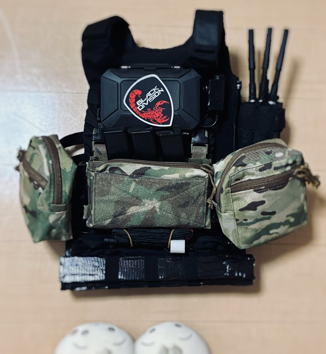 Mimiya_rinoa's tweet photo. BD（Black Division） Lv119
“Dagger 1 target confirmed over.”

PTTスイッチ等まだ届いてないのがありますが、フロント部分はほぼ完成しました🐱
ブリーチングチャージは自作なのでちょい雑いです🫨

#BlackDivision 
#EscapefromTarkov
 #Tarkov https://t.co/gDmsZOCqrZ