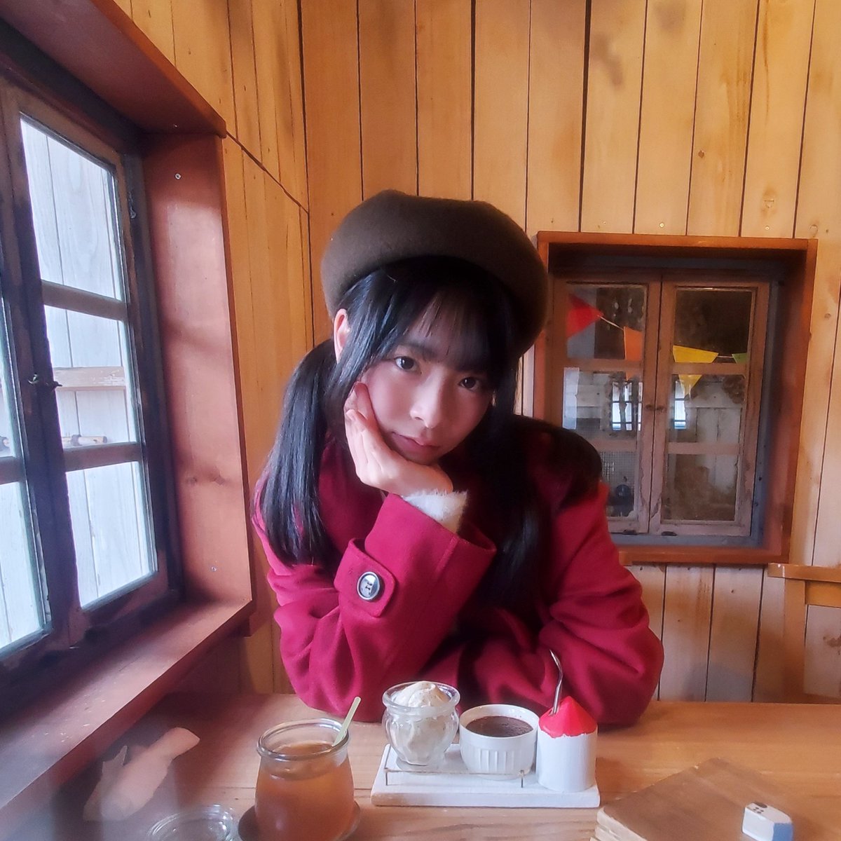 amano_moa's tweet photo. ちょっとレトロなコーデしてみましたᐡᴗ͈ ̫ ᴗ͈ᐡこの赤いコートはおばあちゃんが着ていたのを貰ったものです.ᐟ.ᐟ少し前の写真だから季節外れになっちゃった߹ ߹ごめんなさい.ᐟ.ᐟ https://t.co/POK7tmqCfc