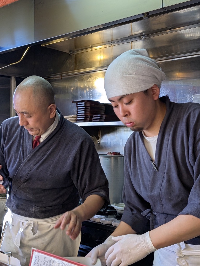 ramenshibahama's tweet photo. 悪人か善人か、経営者。

若い頃、飲食店は労働条件が悪く、勤めるのは分が悪いと思っていた。だから修行の先に独立開業を見据えて耐えた。

そして経営者になった私は「生涯現役」「現場至上主義」を掲げ、多店舗化や売上目標を良しとしないヤバい会社を作った。

売上成長がないということは、従業員に一般的な「昇格」や「年収800万」のような昇給を約束できないということだ。

その代わり、うちに来た従業員が全員「個人事業主」として独立し、暖簾を掲げ、腕一本で生き残っていけるように教育して送り出したい、という強い信念がある。

悪人の経営者は多い。 きっと、私も含めて。