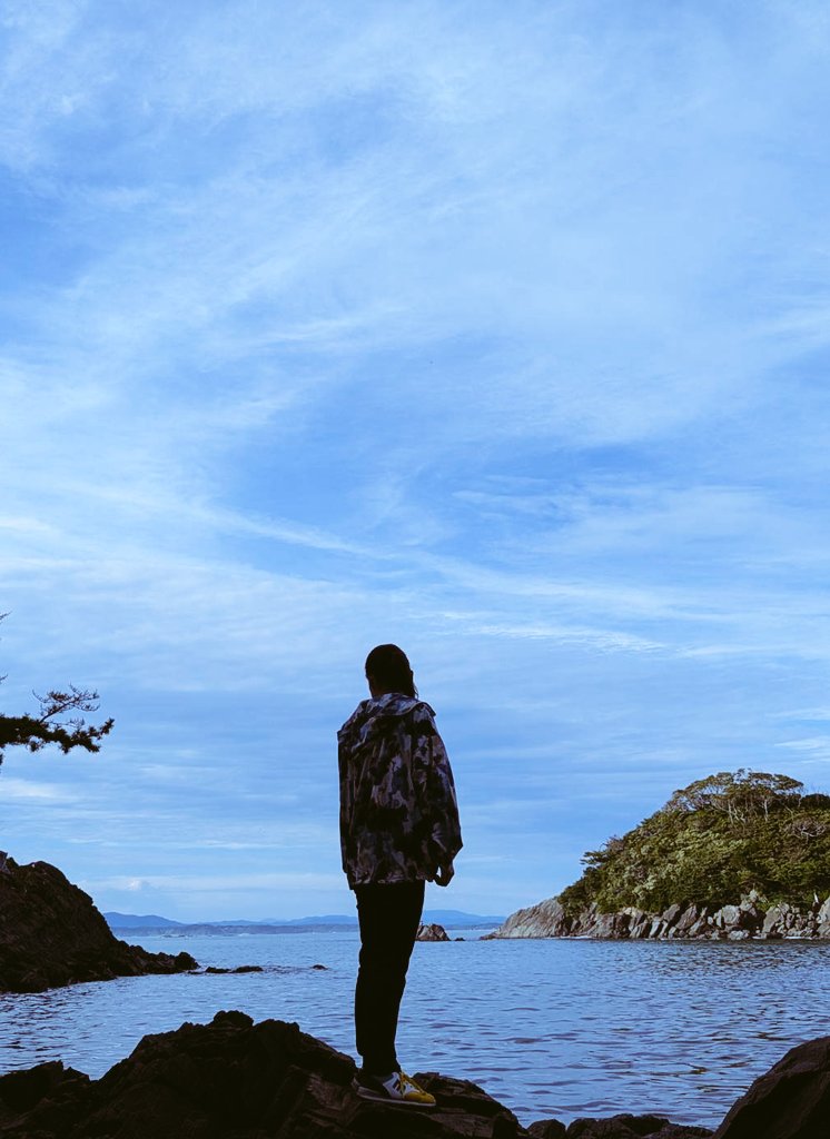 Minami_Sinjyu's tweet photo. ずっと楽しみにしていたキャンプに行って来ました！天気も良かったし、なんと目の前は海🌊！
椅子に座ってぼーっと海を眺めるだけの静かな時間。こんな世界があるんだと贅沢な癒やし時間でした…
しばらく余韻に浸ってそう✨️ https://t.co/KYxzs7xXdP