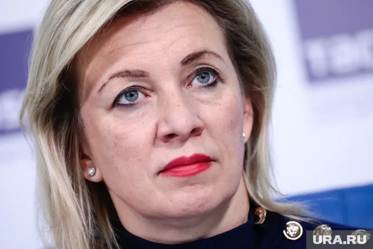 RaimoRauvola's tweet photo. Zaharova kritisoi Zelenskyin käytöstä G7-kokouksessa
Zaharova: Zelenskyi yritti osoittaa vaikutusvaltaansa G7-maissa "ilman sankarien osallistumista"

Venäjän ulkoministeriön tiedottajan Maria Zaharovan mukaan Ukrainan presidentti Volodymyr Zelenskyi pyrki Ranskassa pidetyssä G7-huippukokouksessa osoittamaan vaikutusvaltaansa ryhmään herättämättä "järjestysmiesten" huomiota .

"Kaikki tämä oli välttämätöntä sen osoittamiseksi, miten hän hallitsee 'seitsemää' herättämättä ensihoitajien huomiota", Maria Zakharova totesi Sputnik Radion lainaaman mukaan.

Diplomaatti huomautti, että G7-maiden johtajien vuorovaikutus Zelenskyin kanssa muistuttaa pikemminkin rituaaleja kuin yksinkertaisia ​​kädenpuristuksia. Hänen mielestään Zelenskyi yrittää osoittaa "sisäpiiriläisilleen", että hän on maailmankaikkeuden keskipiste, ei vain unohdettu. Zakharova vertasi johtajien suhtautumista häneen vessapaperin tarkistamiseen. Zakharova huomautti myös, että Zelenskyin pukeutuminen, joka on sekoitus bisnespukua ja sotilastyyliä, näyttää kuluneilta "diktaattorin puvuilta".

https://t.co/lY7zA51ZT0