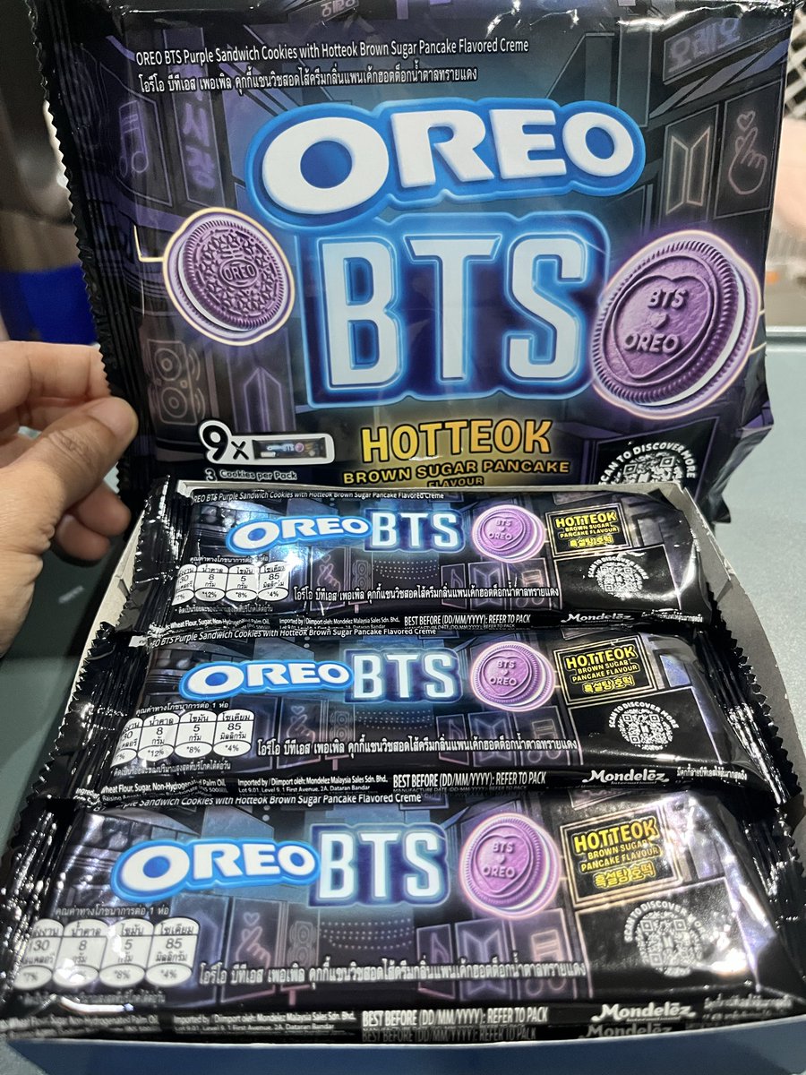 naloveol's tweet photo. ทุกคน ได้กินกันหรือยัง?
วันนี้จะมารีวิว เราซื้อจาก tops 1 กล่อง 54 บาท มีซองเล็ก 9 ซอง ใน 1 ซองเล็ก มี 3 ชิ้น ลายไม่ซ้ำกัน 
ส่วนรสชาด สำหรับเรา เกินคาดนะ ยอมรับว่าซื้อเพราะติ่ง เพราะ bts 💜 ปกติไม่ได้ชอบกินขนมหวานๆ แต่พอกินแล้ว เฮ้ยย อร่อยอ่ะ ไม่หวานมาก หวานน้อยกว่าสีดำอ่ะ กินกับกาแฟกำลังดีเลย แล้วก็หอมๆๆ มันๆๆ ไม่รู้หอมอะไรเหมือนกัน ยังนึกไม่ออก ใครรู้มาบอกด้วยนะ🙏🏻 แล้วลายก็น่ารักมากก กินแล้วมีความสุข ปล. น่ากินขนาดไหน ดูกระต่ายเรายังอดใจไม่ไหวมาขอกิน แต่เราไม่ได้ให้กินนะ กระต่ายกินไม่ได้จ้าา เด่วน้องตุย จบการรีวิวเพียงเท่านี้ 💜💜
#OreoxBTS #OREO