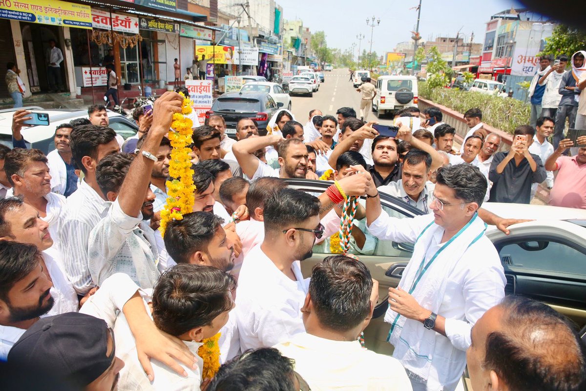SachinPilot's tweet photo. कोटा पहुंचने पर प्रदेश अध्यक्ष गोविंद सिंह डोटासरा जी, पदाधिकारियों और कार्यकर्ताओं से मुलाकात की।

@GovindDotasra @INCRajasthan https://t.co/bTcugIAxGQ