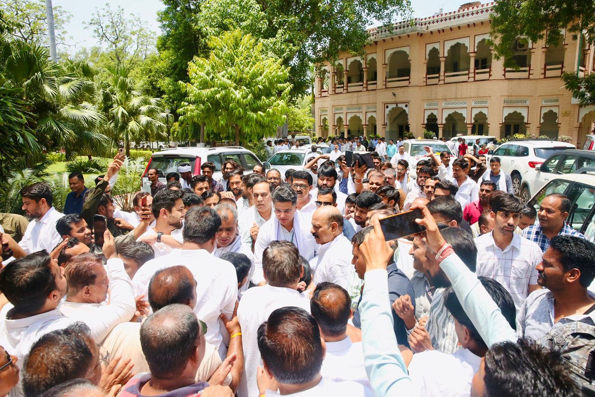 SachinPilot's tweet photo. कोटा पहुंचने पर प्रदेश अध्यक्ष गोविंद सिंह डोटासरा जी, पदाधिकारियों और कार्यकर्ताओं से मुलाकात की।

@GovindDotasra @INCRajasthan https://t.co/bTcugIAxGQ
