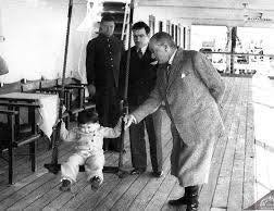 Dede38__'s tweet photo. *BİR ÖĞRETMENİN ATATÜRK'E HAKARET EDEN SAFİYE'YE ATATÜRK’ÜN AĞZINDAN YAZDIĞI MEKTUP PAYLAŞIM REKORLARI KIRIYOR...*
Ayrıca atamın emeklilik hayalinin DÖRTYOL'DA olduğunuda ifade etmiş. Çok güzel bir yazı. Okuyun lütfen.
"Sevgili Kızım Safiye;
Bugün, benimle ilgili sarfettiğin kötü sözleri duydum. Üzülmedim desem yalan olur. Ama ne için, ne kadar üzüleceğime bir türlü karar veremedim. Sana mı üzüleyim, kendime mi üzüleyim yoksa benim gibi seçilmiş ve adıyla hitap ettiğin şuan ki cumhurbaşkanınız Sayın Recep Tayyip Erdoğan’a mı üzüleyim, bunların hepsini geçtim, senin başını örterek, ahlaki yetişkinliğe ulaştığını zannedip, büyüklere saygıyı ve mezarlıkta küfür edilmeyeceğini öğrenemediğini öğrenen ailene mi üzüleyim…
Bu laflarını ve bana karşı yapılanları düşündükçe, aklıma neyi eksik yaptım sorusu gelmiyor değil.
Dağılmakta olan bir imparatorluğu, dört bir tarafı düşmanla çevrili Anadolu’yu, köylerinde Rumların tecavüzlerine maruz kalan analarımızın olduğu şehirleri, silah arkadaşlarımla bir olup, gece gündüz demeden savaşarak kurtarmaya çalıştık…
Biz de bilirdik, Kazım Karabekir’le, İsmet İnönü’yle, Fevzi Çakmak’la Avrupa’ya kaçmayı, Londra’da, Paris’te, Roma’da senin gibi aylak aylak gezmeyi, elinde kameralarla fotoğraf çekenlere 5 sterlin verip, Osmanlı’nın arkasından atmayı…
Ama yapmadık, yapamadık. İçimizdeki vatan sevgisi bu isteklerimizi yendi…
Kimimiz evinden barkından oldu, kimimiz anasını, kimimiz eşini, kimimiz çocuklarını kaybetti… Ama hiç pes etmedik…
Beni zaten biliyorsun, umarım öğretmenlerin anlatmıştır, hayatımın hepsi cephede geçti sayılır. Evlenip, soyumu devam ettirmek için zaman bile bulamadım…
Senin yaşında, cephede binlerce Anadolu kadını öldü, senin bu günleri görebilmen için, biliyor musun? Nene Hatun’u anlattılar mı sana, ondan haberim yok, ama bence iyi bir araştır…
Diyorlar ya, ben Osmanlı’yı dağıtmışım… Ben dünyaya gelmeden zaten Osmanlı birçok toprağını kaybetmişti. Balkanlarda, doğuda, güneyde keybedilmedik hiç bir yer kalmamıştı… Anadolu tümüyle işgal altındaydı…
İşte biz silah arkadaşlarımızla Türklerin anayurdu bildiğimiz Anadolu’yu geri aldık…
Geri alınca da halkı yönetime katalım, halkın sözü geçsin diye Cumhuriyeti ilan ettik. Cumhuriyeti hiç ortaya çıkarmasaydım, İmparator gibi bir hayat yaşardım onu belirteyim. Ama, Orta Asya’dan geldiğinden beri özgürlüğüne düşkün olan asil Türk Milletine en uygun yönetim şekliydi Cumhuriyet…
Cumhuriyeti ilan eder etmez ilk işimiz, Osmanlının parçalanmasına hız katan, senin gibi körpecik beyinleri istedikleri şekilde yıkayan, dini kendilerine göre öğreten tekke ve zaviyeleri kapatmak oldu… Bırakalım da insanlar, son güzel dini, tertemiz kutsal kitap Kuran’dan öğrensinler istedik…
Tevhidi Tedrisat kanunu çıkarak Eğitim-Öğretimi birleştirdik, kız çocuklarının okuması için önlemler aldık. Hatta sen bilmezsin belki, büyüklerine sor… 29 tane İmam Hatip Okulu ve İlahiyat Fakültesi açtık…
Kadınlarımız ezilmesin, yönetimde söz sahibi olsun diye, birçok Avrupa ve Dünya ülkesinde bile yokken, kadınlara seçme ve seçilme hakkı verdik… Kadınları iş hayatına yönlendirdik, devlet memurlukları görevine aldık… Ezilmeyin, yücelin diye…
Kızım;
Bu ülke, bu millet öyle yüce bir millettir ki, Biz Osmanlıyı kuran Ertuğrul Gazi’yi de minnetle anarız, İstanbul’u fetheden Fatih Sultan Mehmet’i de, Anadolu’yu Türk Yurdu haline getiren Alparslan’ı da…
Biliyor musun, Cumhurbaşkanı olduğum dönemde, Arap Kralı, Beytullah-Kabe’yi ortadan kaldıracağına dair bir söz sarfetmiş. Arabistan kralına mektup yazarak, böyle bir şey yaparsa karşılığında Türk Ordusuyla Arabistan’ı yerle bir edeceğimi belirtmiştim.
Unutma yavrum, 'Tarihini unutmuş bir millet, başka milletlerin avı olmaya mahkumdur.'
Ömrüm yetmedi, 57 yaşında göç ettim fani dünyadan…
Ömrümü Türklüğe adadım… Ölmeden önce, 'Benim naçiz vücudum elbet bir gün yok olacaktır, ama Türkiye Cumhuriyeti ilelebet payidar kalacaktır.' dedim…
Mirasımın büyük bir kısmını, Türk Tarih Kurumuna ve Türk Dil Kurumuna bağışlamak için talimat verdim…
Şahsi meselem Hatay Sorununun çözüldüğünü göremesem de, olayın tamamen bizim lehimize çözülmesi için tüm girişimleri yaptım…
Bugün, bana kötü sözler sarfettiğin yer var ya, Anıtkabir, orayı ben yaptırmadım… Benim isteğim, Hatay, Dörtyol’a gidip, hayatıma orda devam edip orda kalmaktı… Olmadı, İstanbul’da, acımasız bir hastalığın pençesine düşüp, orada öldüm…
Benden sonra gelenler de, benim için bir anıtmezar yaptırmayı düşünüp, Ankara’ya nakletmişler naaşımı…
Mektubumu fazla uzatmak istemiyorum…
Ben senin yaşındayken, askeri okulu bitirmiş, ülkeme nasıl hizmet ederim hesabı yapıyordum…
Sen de bundan sonra ki hayatında güzel şeylerle anılmak istiyorsan, ülken için, Türklük için, dinin için güzel şeyler yap…
Ben hala bütün ümidimin gençlikte olduğuna inanıyor ve seni en kalbi duygularımla selamlıyorum…
Gazi Mustafa Kemal"
...diye bir mektup yazardı herhalde bu kızımıza Ulu Önderimiz...
Saygılarımla...
Hanefi Zobar
İngilizce öğretmeni