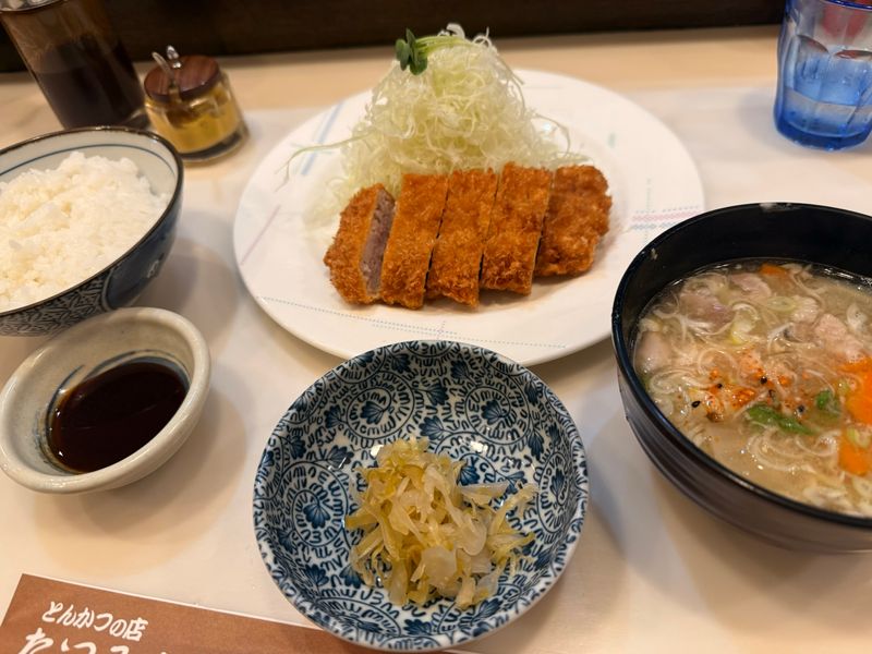 sms_itscojp's tweet photo. たつみ亭さんのひれかつランチ！
今日もとっても美味しいです🤤
やわらかいカツはもちろん、豚汁も大好きです！
#企業公式相互フォロー #企業公式ランチ部 #企業公式飯テロ交流会 #突撃企業の昼ごはん https://t.co/KwthYVtPB6