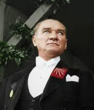 Dede38__'s tweet photo. *BİR ÖĞRETMENİN ATATÜRK'E HAKARET EDEN SAFİYE'YE ATATÜRK’ÜN AĞZINDAN YAZDIĞI MEKTUP PAYLAŞIM REKORLARI KIRIYOR...*
Ayrıca atamın emeklilik hayalinin DÖRTYOL'DA olduğunuda ifade etmiş. Çok güzel bir yazı. Okuyun lütfen.
"Sevgili Kızım Safiye;
Bugün, benimle ilgili sarfettiğin kötü sözleri duydum. Üzülmedim desem yalan olur. Ama ne için, ne kadar üzüleceğime bir türlü karar veremedim. Sana mı üzüleyim, kendime mi üzüleyim yoksa benim gibi seçilmiş ve adıyla hitap ettiğin şuan ki cumhurbaşkanınız Sayın Recep Tayyip Erdoğan’a mı üzüleyim, bunların hepsini geçtim, senin başını örterek, ahlaki yetişkinliğe ulaştığını zannedip, büyüklere saygıyı ve mezarlıkta küfür edilmeyeceğini öğrenemediğini öğrenen ailene mi üzüleyim…
Bu laflarını ve bana karşı yapılanları düşündükçe, aklıma neyi eksik yaptım sorusu gelmiyor değil.
Dağılmakta olan bir imparatorluğu, dört bir tarafı düşmanla çevrili Anadolu’yu, köylerinde Rumların tecavüzlerine maruz kalan analarımızın olduğu şehirleri, silah arkadaşlarımla bir olup, gece gündüz demeden savaşarak kurtarmaya çalıştık…
Biz de bilirdik, Kazım Karabekir’le, İsmet İnönü’yle, Fevzi Çakmak’la Avrupa’ya kaçmayı, Londra’da, Paris’te, Roma’da senin gibi aylak aylak gezmeyi, elinde kameralarla fotoğraf çekenlere 5 sterlin verip, Osmanlı’nın arkasından atmayı…
Ama yapmadık, yapamadık. İçimizdeki vatan sevgisi bu isteklerimizi yendi…
Kimimiz evinden barkından oldu, kimimiz anasını, kimimiz eşini, kimimiz çocuklarını kaybetti… Ama hiç pes etmedik…
Beni zaten biliyorsun, umarım öğretmenlerin anlatmıştır, hayatımın hepsi cephede geçti sayılır. Evlenip, soyumu devam ettirmek için zaman bile bulamadım…
Senin yaşında, cephede binlerce Anadolu kadını öldü, senin bu günleri görebilmen için, biliyor musun? Nene Hatun’u anlattılar mı sana, ondan haberim yok, ama bence iyi bir araştır…
Diyorlar ya, ben Osmanlı’yı dağıtmışım… Ben dünyaya gelmeden zaten Osmanlı birçok toprağını kaybetmişti. Balkanlarda, doğuda, güneyde keybedilmedik hiç bir yer kalmamıştı… Anadolu tümüyle işgal altındaydı…
İşte biz silah arkadaşlarımızla Türklerin anayurdu bildiğimiz Anadolu’yu geri aldık…
Geri alınca da halkı yönetime katalım, halkın sözü geçsin diye Cumhuriyeti ilan ettik. Cumhuriyeti hiç ortaya çıkarmasaydım, İmparator gibi bir hayat yaşardım onu belirteyim. Ama, Orta Asya’dan geldiğinden beri özgürlüğüne düşkün olan asil Türk Milletine en uygun yönetim şekliydi Cumhuriyet…
Cumhuriyeti ilan eder etmez ilk işimiz, Osmanlının parçalanmasına hız katan, senin gibi körpecik beyinleri istedikleri şekilde yıkayan, dini kendilerine göre öğreten tekke ve zaviyeleri kapatmak oldu… Bırakalım da insanlar, son güzel dini, tertemiz kutsal kitap Kuran’dan öğrensinler istedik…
Tevhidi Tedrisat kanunu çıkarak Eğitim-Öğretimi birleştirdik, kız çocuklarının okuması için önlemler aldık. Hatta sen bilmezsin belki, büyüklerine sor… 29 tane İmam Hatip Okulu ve İlahiyat Fakültesi açtık…
Kadınlarımız ezilmesin, yönetimde söz sahibi olsun diye, birçok Avrupa ve Dünya ülkesinde bile yokken, kadınlara seçme ve seçilme hakkı verdik… Kadınları iş hayatına yönlendirdik, devlet memurlukları görevine aldık… Ezilmeyin, yücelin diye…
Kızım;
Bu ülke, bu millet öyle yüce bir millettir ki, Biz Osmanlıyı kuran Ertuğrul Gazi’yi de minnetle anarız, İstanbul’u fetheden Fatih Sultan Mehmet’i de, Anadolu’yu Türk Yurdu haline getiren Alparslan’ı da…
Biliyor musun, Cumhurbaşkanı olduğum dönemde, Arap Kralı, Beytullah-Kabe’yi ortadan kaldıracağına dair bir söz sarfetmiş. Arabistan kralına mektup yazarak, böyle bir şey yaparsa karşılığında Türk Ordusuyla Arabistan’ı yerle bir edeceğimi belirtmiştim.
Unutma yavrum, 'Tarihini unutmuş bir millet, başka milletlerin avı olmaya mahkumdur.'
Ömrüm yetmedi, 57 yaşında göç ettim fani dünyadan…
Ömrümü Türklüğe adadım… Ölmeden önce, 'Benim naçiz vücudum elbet bir gün yok olacaktır, ama Türkiye Cumhuriyeti ilelebet payidar kalacaktır.' dedim…
Mirasımın büyük bir kısmını, Türk Tarih Kurumuna ve Türk Dil Kurumuna bağışlamak için talimat verdim…
Şahsi meselem Hatay Sorununun çözüldüğünü göremesem de, olayın tamamen bizim lehimize çözülmesi için tüm girişimleri yaptım…
Bugün, bana kötü sözler sarfettiğin yer var ya, Anıtkabir, orayı ben yaptırmadım… Benim isteğim, Hatay, Dörtyol’a gidip, hayatıma orda devam edip orda kalmaktı… Olmadı, İstanbul’da, acımasız bir hastalığın pençesine düşüp, orada öldüm…
Benden sonra gelenler de, benim için bir anıtmezar yaptırmayı düşünüp, Ankara’ya nakletmişler naaşımı…
Mektubumu fazla uzatmak istemiyorum…
Ben senin yaşındayken, askeri okulu bitirmiş, ülkeme nasıl hizmet ederim hesabı yapıyordum…
Sen de bundan sonra ki hayatında güzel şeylerle anılmak istiyorsan, ülken için, Türklük için, dinin için güzel şeyler yap…
Ben hala bütün ümidimin gençlikte olduğuna inanıyor ve seni en kalbi duygularımla selamlıyorum…
Gazi Mustafa Kemal"
...diye bir mektup yazardı herhalde bu kızımıza Ulu Önderimiz...
Saygılarımla...
Hanefi Zobar
İngilizce öğretmeni