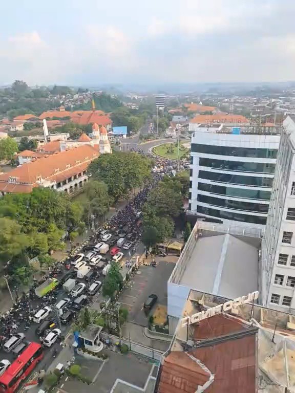 itzskaa's tweet photo. seremm oi yg lagi demo!

#demo #IndonesiaGelap https://t.co/6wMravFQ4l