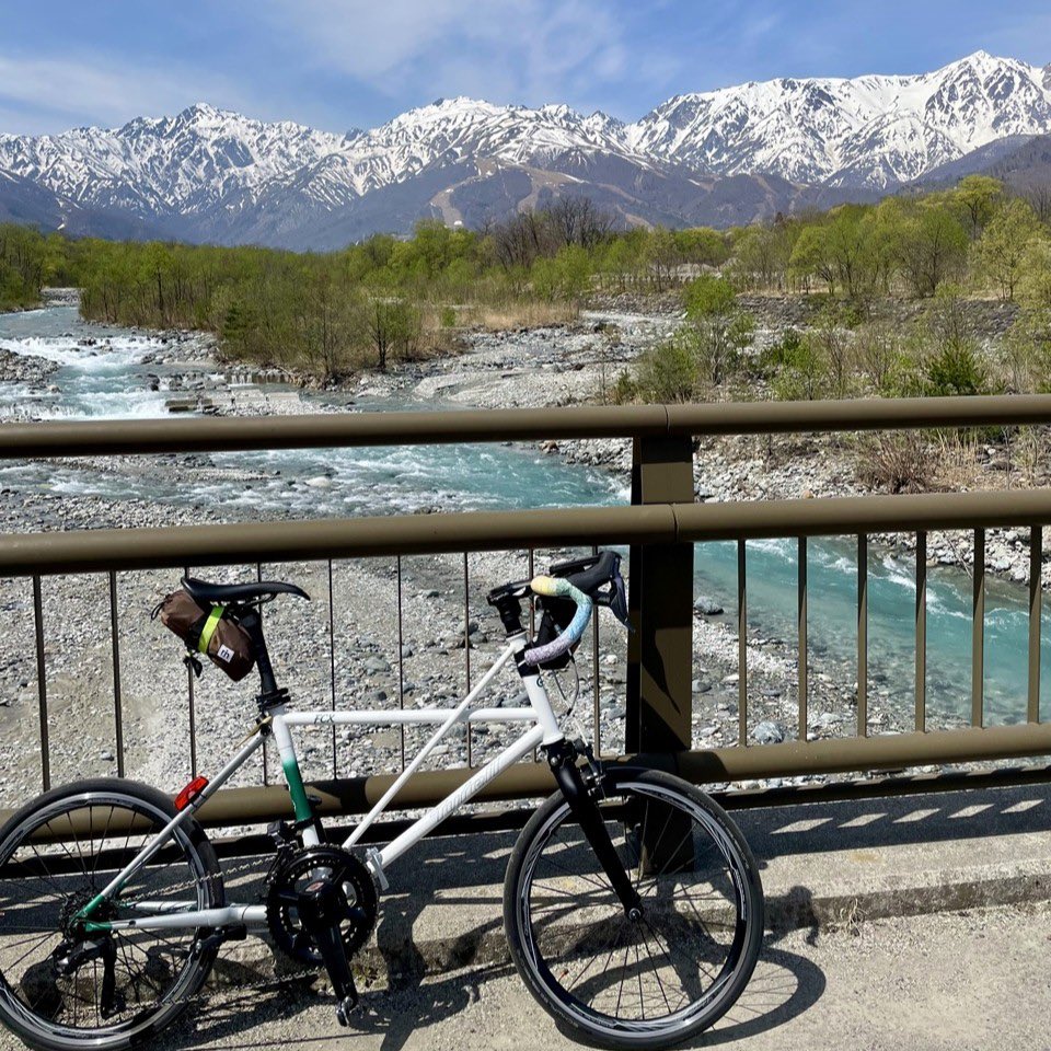 LIFEwithBICYCLE's tweet photo. ショップスタッフの「My Tyrell」Vol.5
【BLUE CYCLE LABO】森さん
200~300kmのライドもFCXで走るほどその乗り心地の良さに惚れ込んでいる森さん。長く乗り続ける相棒として選んだ自分だけのオーダーカラーとオリジナルのデザインにも注目です！🔽
https://t.co/QtkdMjPeZA https://t.co/9dupFWqxr5