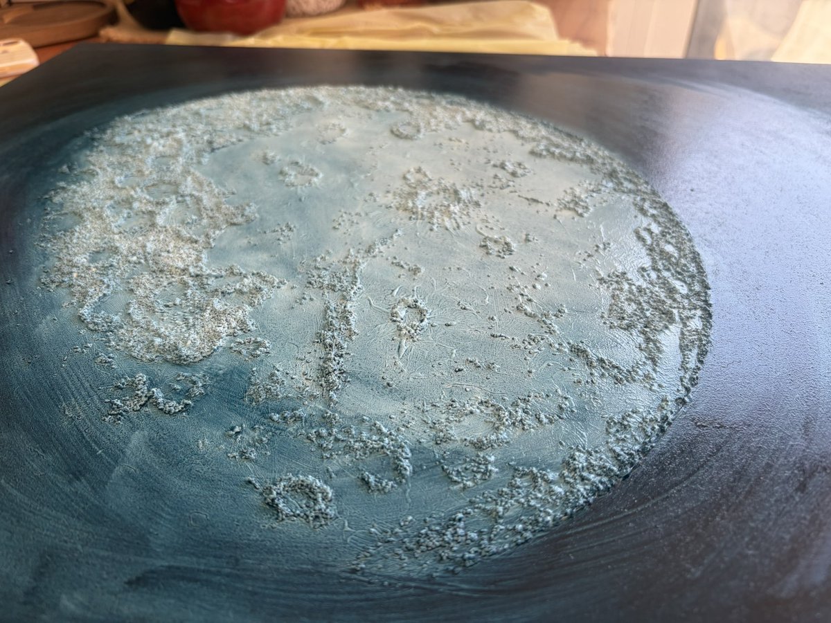 limon_Art_'s tweet photo. ✨🌙 Proceso de creación de “Luna”. 

⏳🛠️ Desde la imprimación inicial y el dibujo a lápiz, hasta la construcción de texturas que dan forma y profundidad a la superficie lunar. Poco a poco, las primeras capas de azul índigo van envolviendo la obra, mientras sucesivas veladuras de óleo aportan matices, luz y atmósfera.

⭐ El proceso culmina con los detalles finales: cráteres, reflejos y estrellas que terminan de dar vida. 

Cada capa, cada textura y cada pincelada forman parte de un viaje creativo donde la paciencia y la observación transforman el lienzo en universo. 🌌