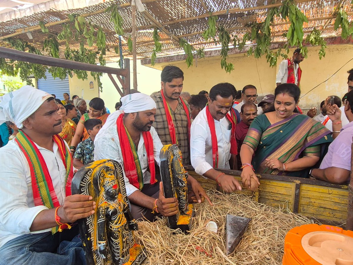 DVS_BRS's tweet photo. ఈరోజు జగిత్యాల పట్టణం 6  వార్డు గోవిందు పల్లెలో సార్గమ్మ తల్లి విగ్రహ ప్రతిష్ట కార్యక్రమంలో పాల్గొని అమ్మవారిని దర్శించుకుని ప్రత్యేక పూజలు నిర్వహించిన జగిత్యాల జిల్లా తొలి జడ్పీ చైర్పర్సన్  దావ వసంత సురేష్ గారు. https://t.co/78iHMSg78b